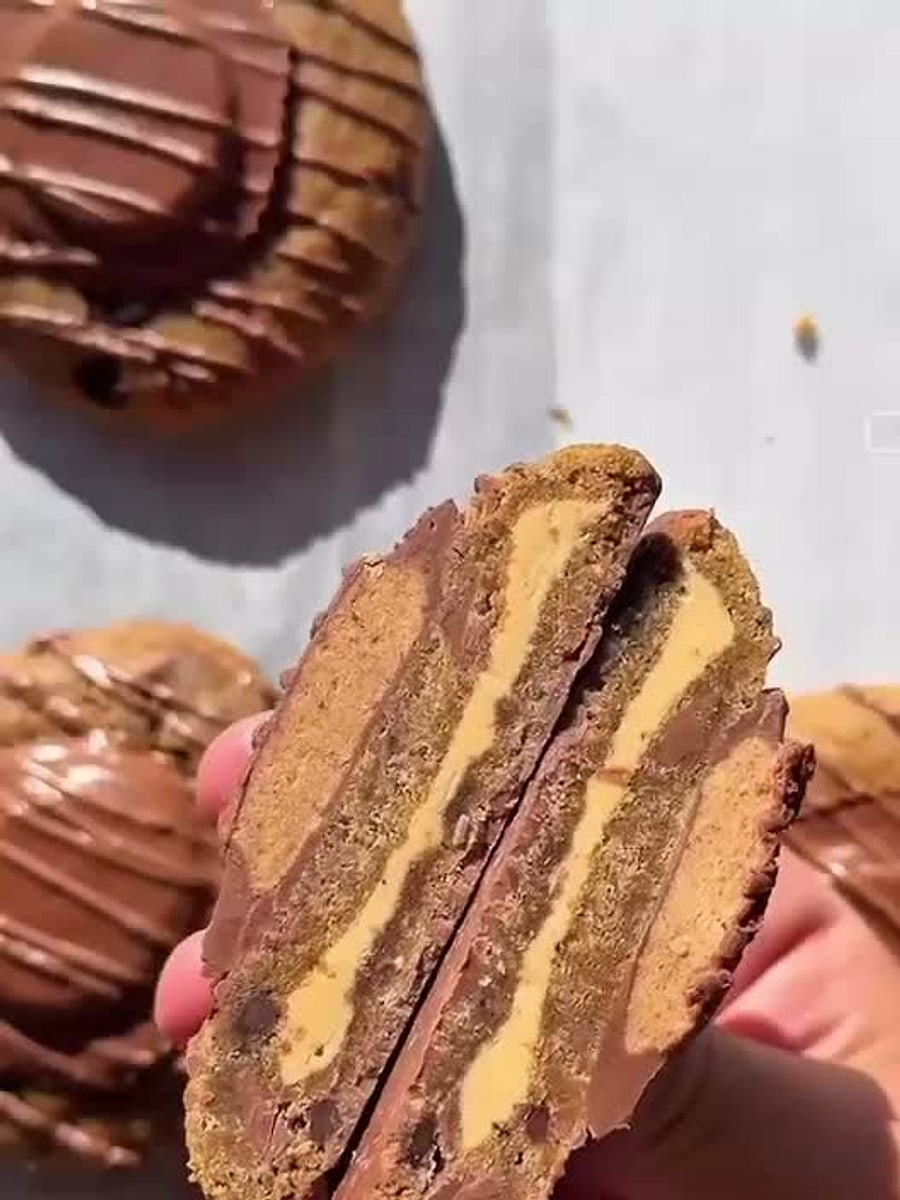Stuffed chocolate cookies